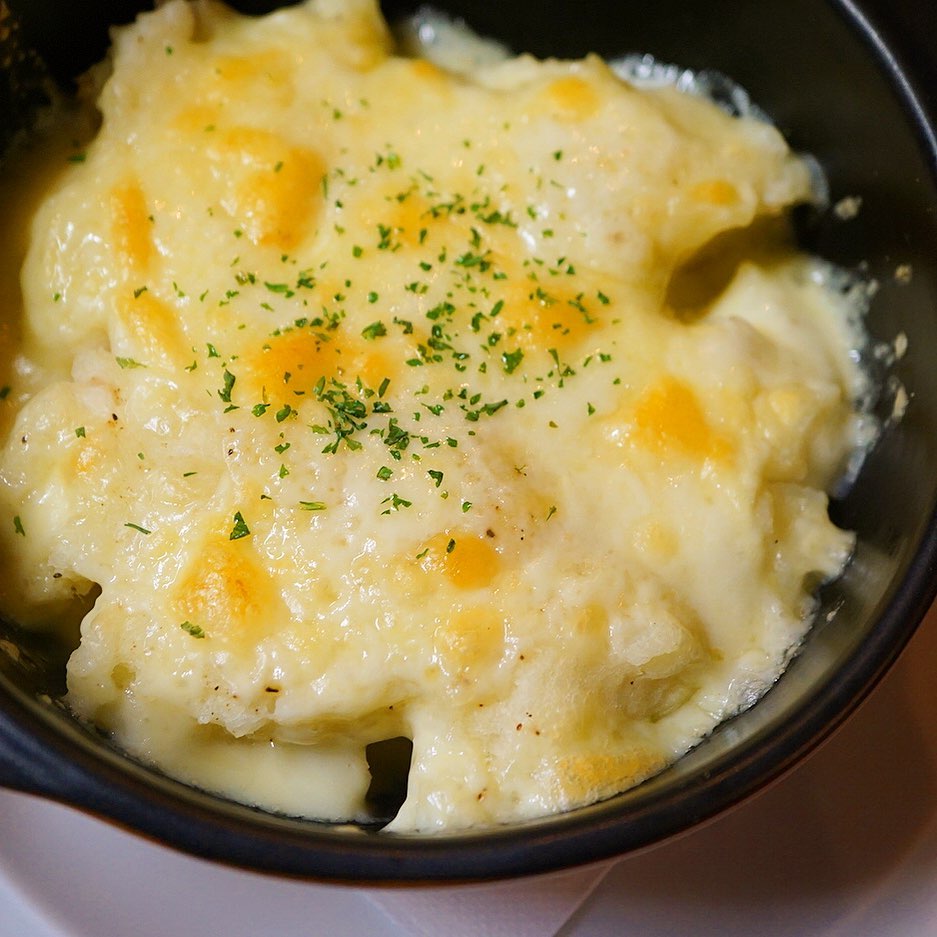 しかし雨が続くねと、ほくほくあつあつメニューは「じゃがいもとたらのグラタン」はいかが？にんにくミルク煮にした白身魚はたらとじゃがいもチーズをのせてこんがり焼いたグラタン！ホイルにのっけてお持ち帰りもオッケーよ！（お）