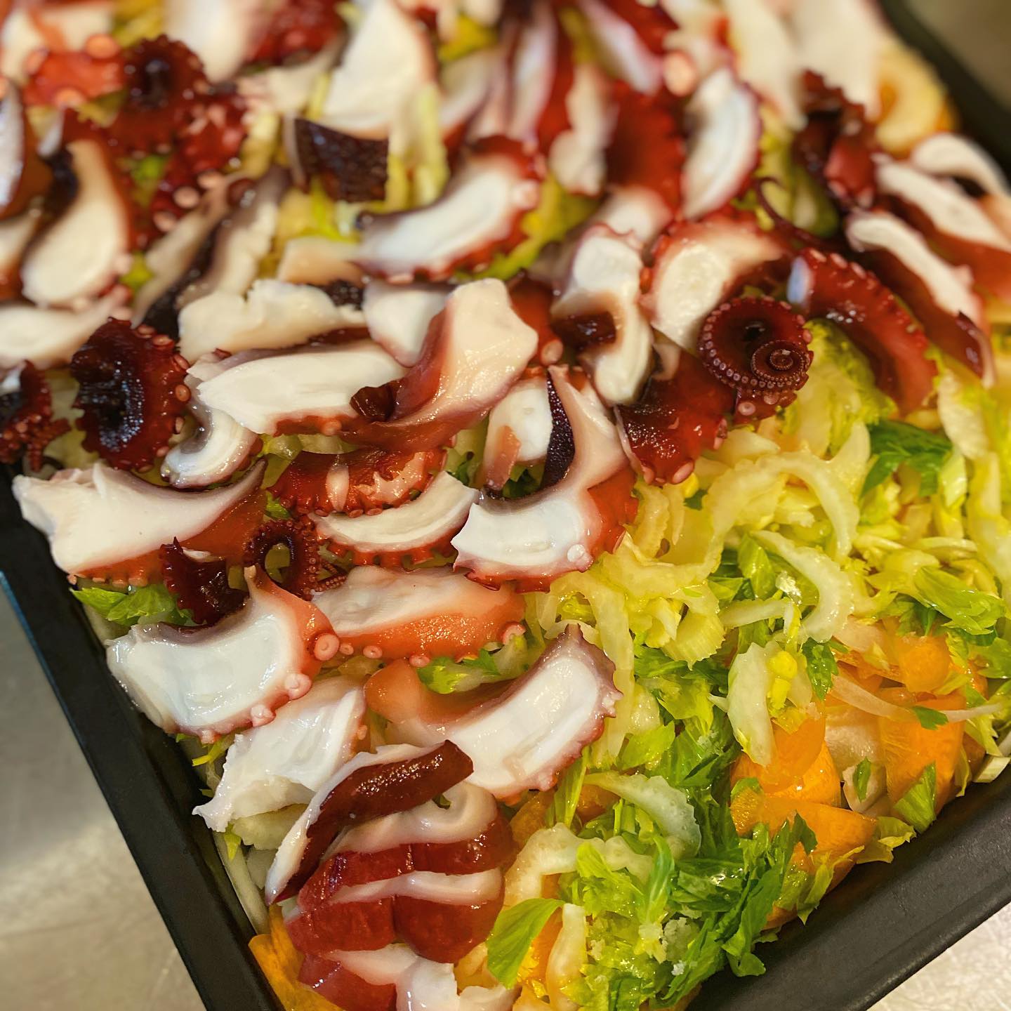 さて、今週はカリブ海から北大西洋沿岸地域のイメージ？！　タコと香味野菜のオリーブオイル焼きは、たっぷりの香味野菜とタコをオーブンでじっくり焼きまして、別で蒸してニンニクと一緒に焼いたじゃがいもに乗せて、さらに焼いて仕上げます。タコと香味野菜とじゃがいもとニンニク、美味しいに決まってらあ！（麻）