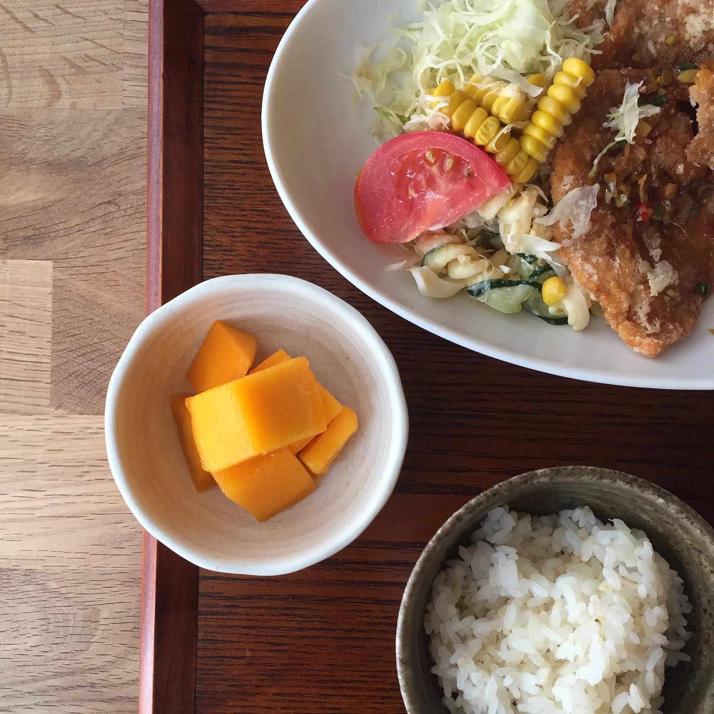 先日のまかないは、いただいた沖縄のマンゴー付き。仕事後にしみわたる瑞々しい甘み、口の中に南国の風が吹きました…夏の味ですね、ごちそうさまです〜！（ぬ）