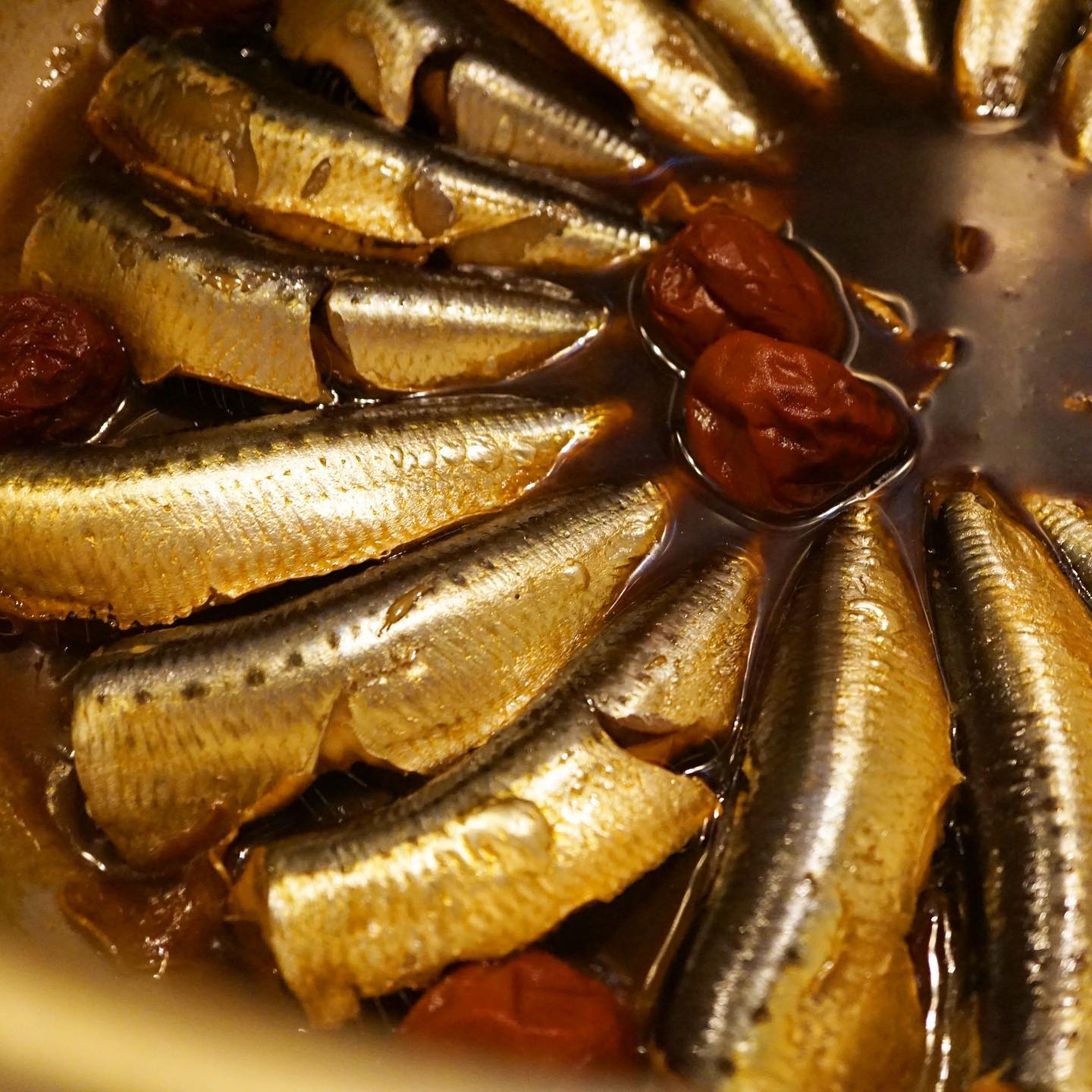 イワシの梅煮が、美味しくできたよー！と、地味なメニュー大好き店長ミヤザキ喜んでおります。暑さと湿度にやられやすい今の時期、体に染み入る味わいかと思います。ごはんに肴に、いかが〜？（麻）