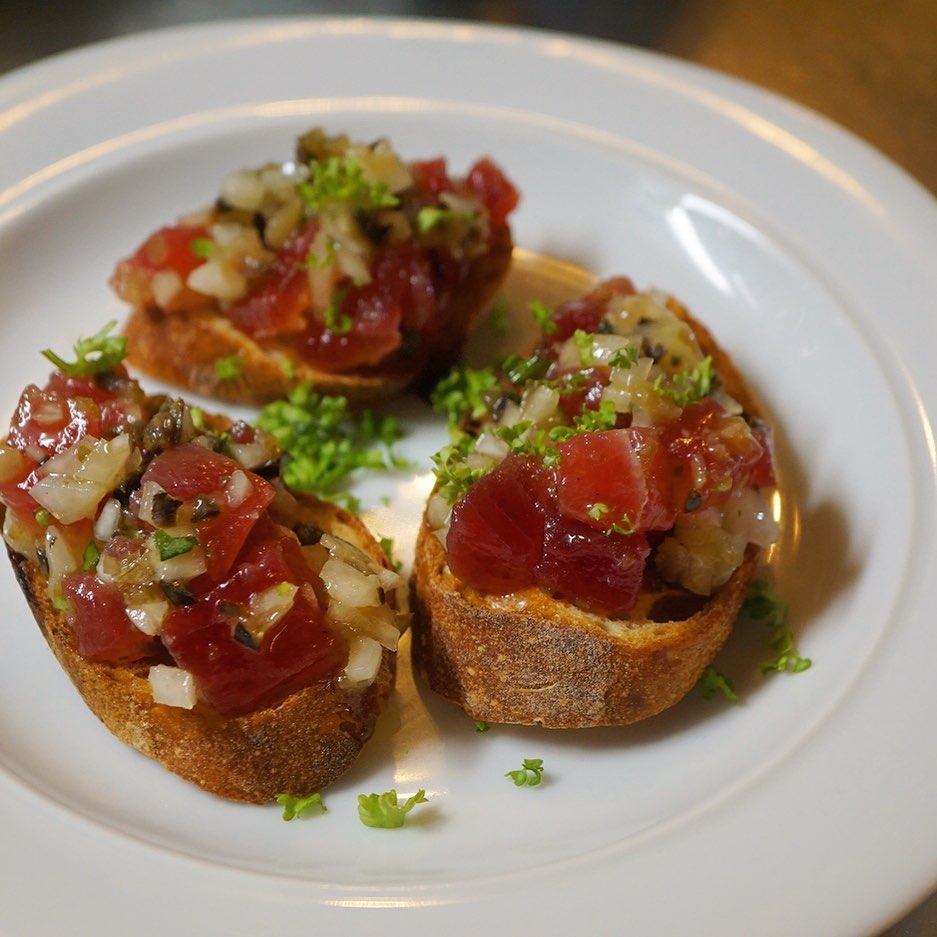 クロスティーニシリーズ！マグロのタルタルごはんをご存知の方にはお馴染み、マグロと黒オリーブ、ピクルスと玉ねぎをタルタル風にあえたものを、カリカリバケットにのっけていただきます。ご飯に乗ってる時は青じそを和えますが、パンの時はバジルを合わせます。
お酒に合わせていただけるのは今週だけ？！お待ちしております♪（麻）