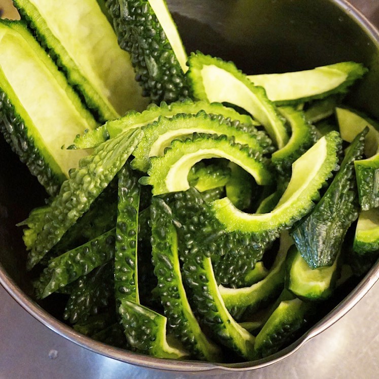 夏がきたよ！と土曜日お昼時はしっかり立派なゴーヤに豚肉巻いて「ゴーヤとオクラの豚肉巻き揚げ」！夏のおいしさも本番ですな！ぜひぜひ〜！（お）