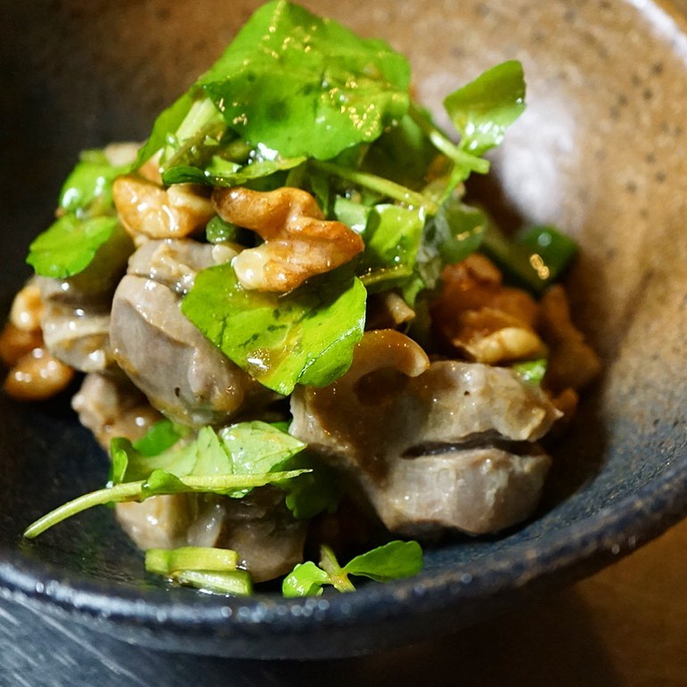 新メニューは「砂肝のコンフィとクレソン、くるみのマリネ」！いや、これが思いがけずやわらかい砂肝のコンフィは旨み満点！クレソンにくるみの食感もあわせたら、自家製にんにくレモンドレッシングでさっとあえしてマリネ仕立て！（お）