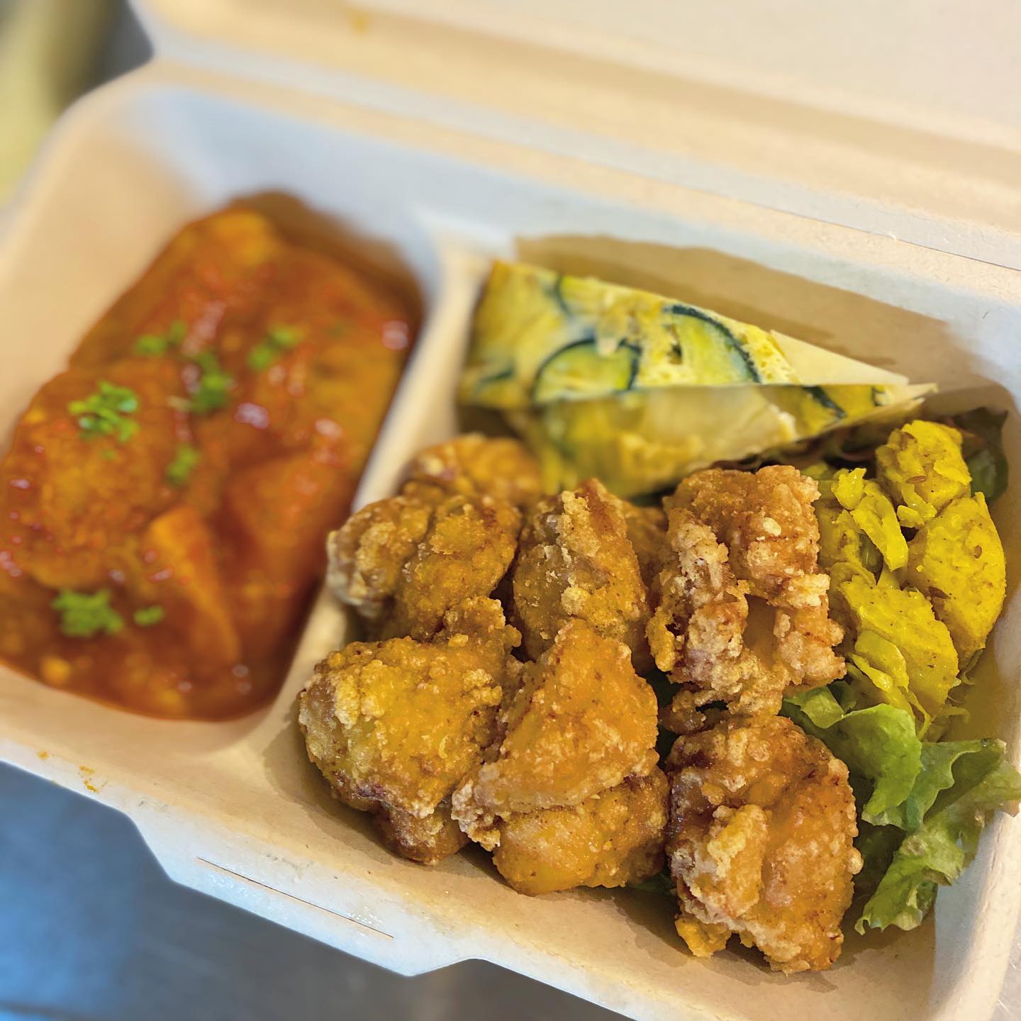 ごちそうちょこもりを、トリカラメインで2000円を2人前！とのオーダーに、温菜ばっかりのボックス作ってみました。あと半分は冷菜ばっかりボックスにしたのに写真を撮り忘れ。メインを決めていただけると、わかりやすいお重ができて、それもまた楽しいですね！（麻）