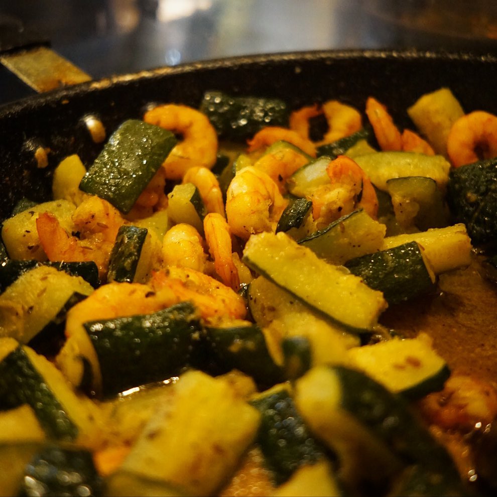 なにやら大きなフライパンにおいしそうなものがっ！と（笑）ぷりぷりエビに夏野菜ならズッキーニ！スパイスとにんにくの風味を効かせてモロッコ風の炒め蒸し！夏はこうゆうのイイヨネ〜！（笑）（お）