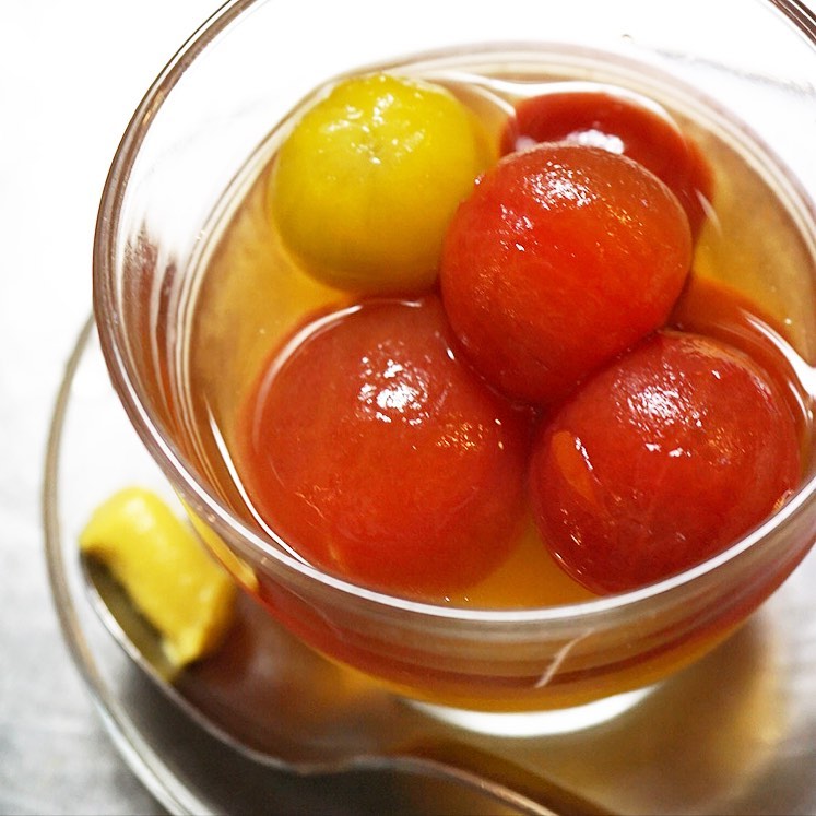 さてと夏の人気は小さなメニュー「ミニトマトのおひたし」！いや、ヘタを落として湯むきしたミニトマトをやさしいお味の出汁につけておくだけの実にシンプルな一品ですが、トマトの風味と酸味が染み出して、出汁もおいしくなるんです！と、のみ干すお客さんもまた多し！ぜひ！（笑）（お）