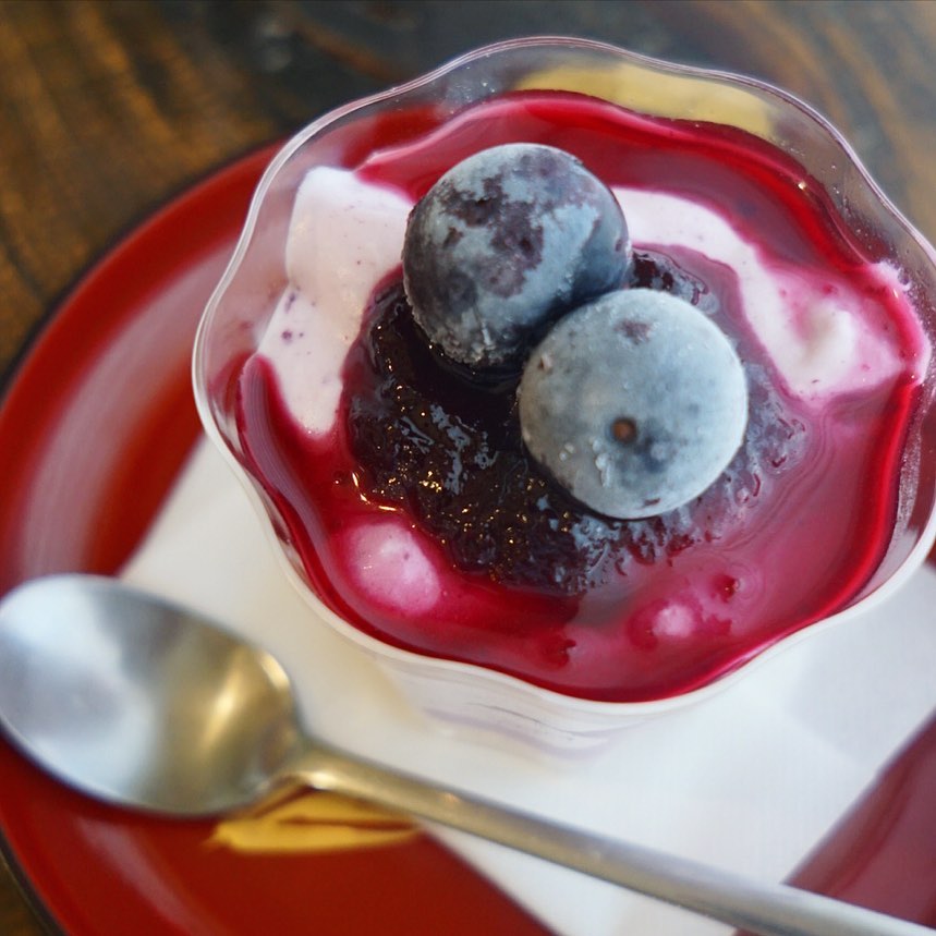 さてと当店長いお盆休み明けは季節のデザート「ブルーベリーのレアチーズケーキ」にチェンジ！いや、三鷹産のブルーベリーを使ったひんやりしっとりレアチーズ、お持ち帰りも出来ますよー！（お）