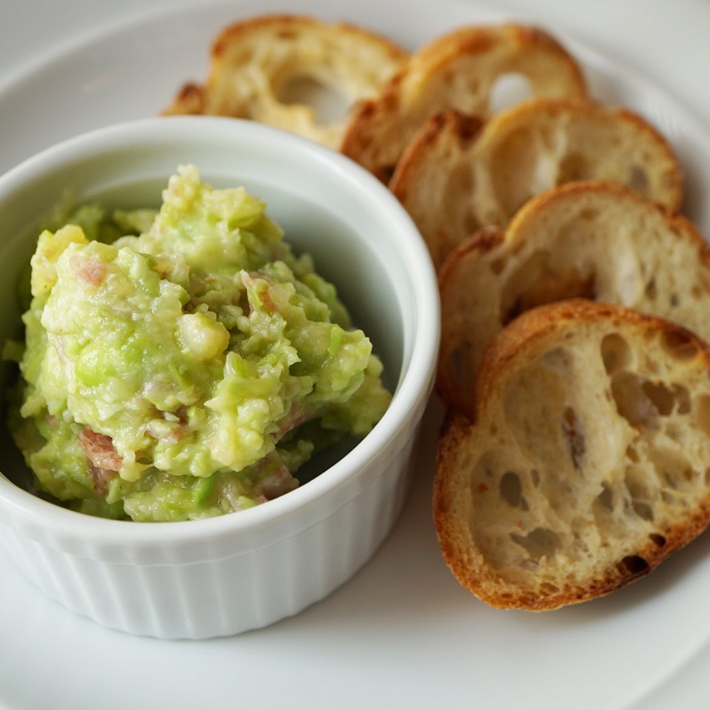 さらに昨夜から登場は「枝豆とじゃがいものマッシュ（バケット添え）」！いや、丸茹でじゃがいもをマッシュしたら枝豆が夏のアクセント！やさしいお味はカリカリバケットにのっけてどうぞ〜！（お）