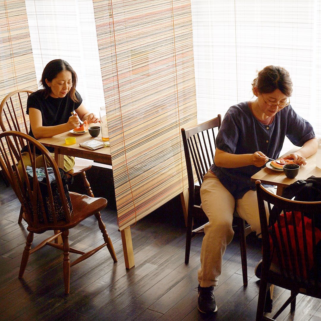 さてと今日は暑かったですねと、今日の賄いはデザートにスイカ付き！と、先日店長ミヤザキ親戚に頂いた西瓜を冷やしておいたんだよー！と、いや、なんだかんだわかりやすく夏の風物詩ですものね〜すいか！（お）