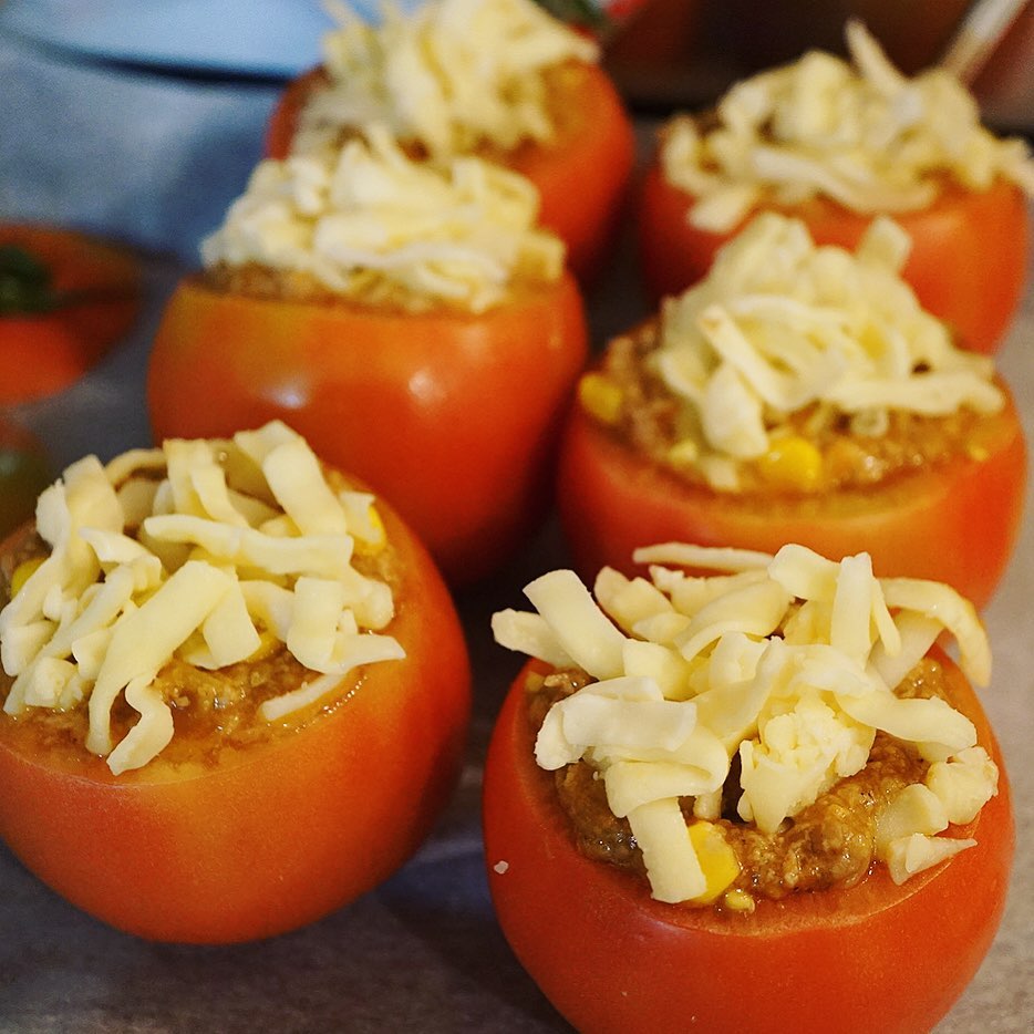 さてと今夜も挽肉あんはとうもろこしがアクセント！しっかり詰め込んだトマトを行儀よく並べたら、チーズをのっけてあとは焼くだけ！「丸ごとトマトのファルシー」！（お）