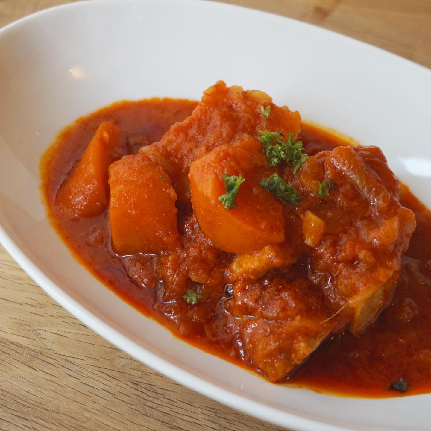 さて、新メニューその2は「グヤーシュ 風豚バラの煮込み」です。え？新メニュー？前にやってない？という方、スルドイ。数年前のクリスマスディナーで牛肉のグヤーシュをお出ししていて、こちらが元々のハンガリー風シチュー。これを豚バラでやってみると、また優しいお味で美味しいんですよ！見た目よりさっぱりとした煮込みで、にんじんとじゃがいもを崩しながら、豚肉と一緒に頬張っていただきたい！　残暑に冷たいものより、お腹をホッとあっためる、優しい酸味のパプリカトマト煮込みです（麻）