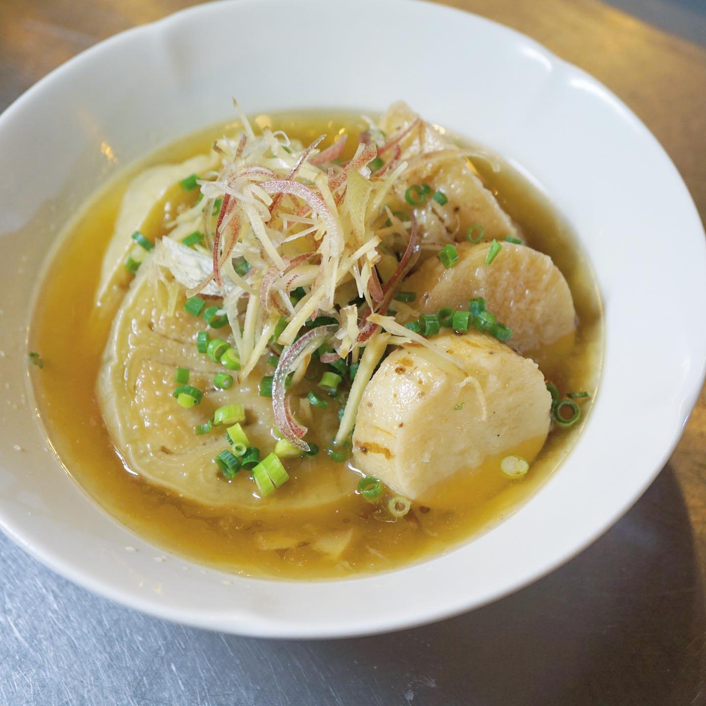 スパイスだけでは激しすぎるかな？と、優しい冷菜もご用意してますよ！　高知の森田農園さんからお野菜おまかせ便で送られてきました白茄子で「白茄子と長芋の揚げびたし」です。
やわらか〜い白茄子がお出汁をひたひたに吸い込んで、ひんやりしみしみの美味しさですよ。長芋は心臓に負担がかかる夏場に食べるのに良い食材だそうです。針生姜と茗荷の薬味を天盛りにしていただきます！（麻）