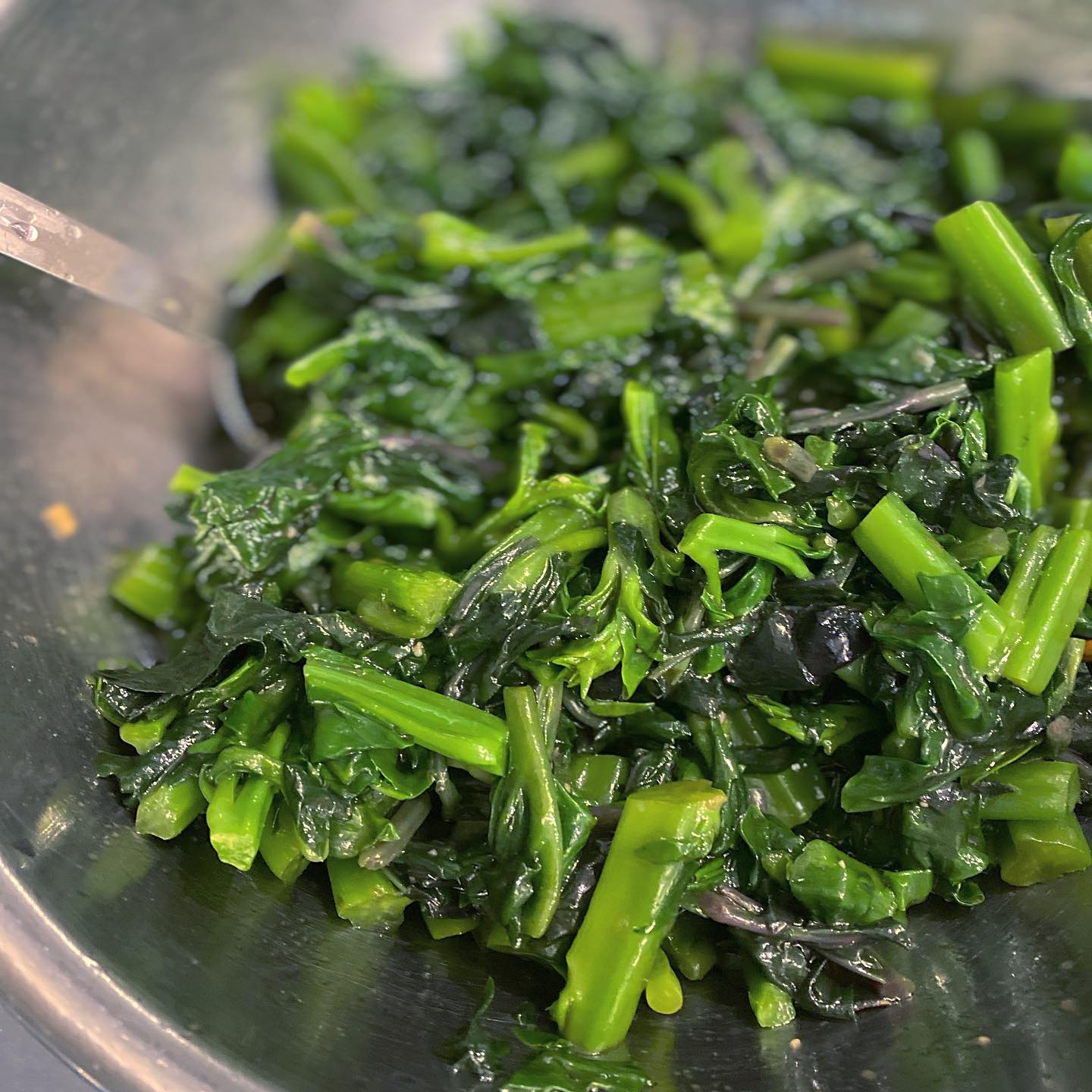 本日のわさびあえは、粘り強く！　つるむらさきと金時草のわさびあえ。ねばねば〜ぬるぬる〜とろとろ〜、そしてほのかな土臭い風味がグッときます。旬の良いもの体に入ってきたよ！感あり（麻）