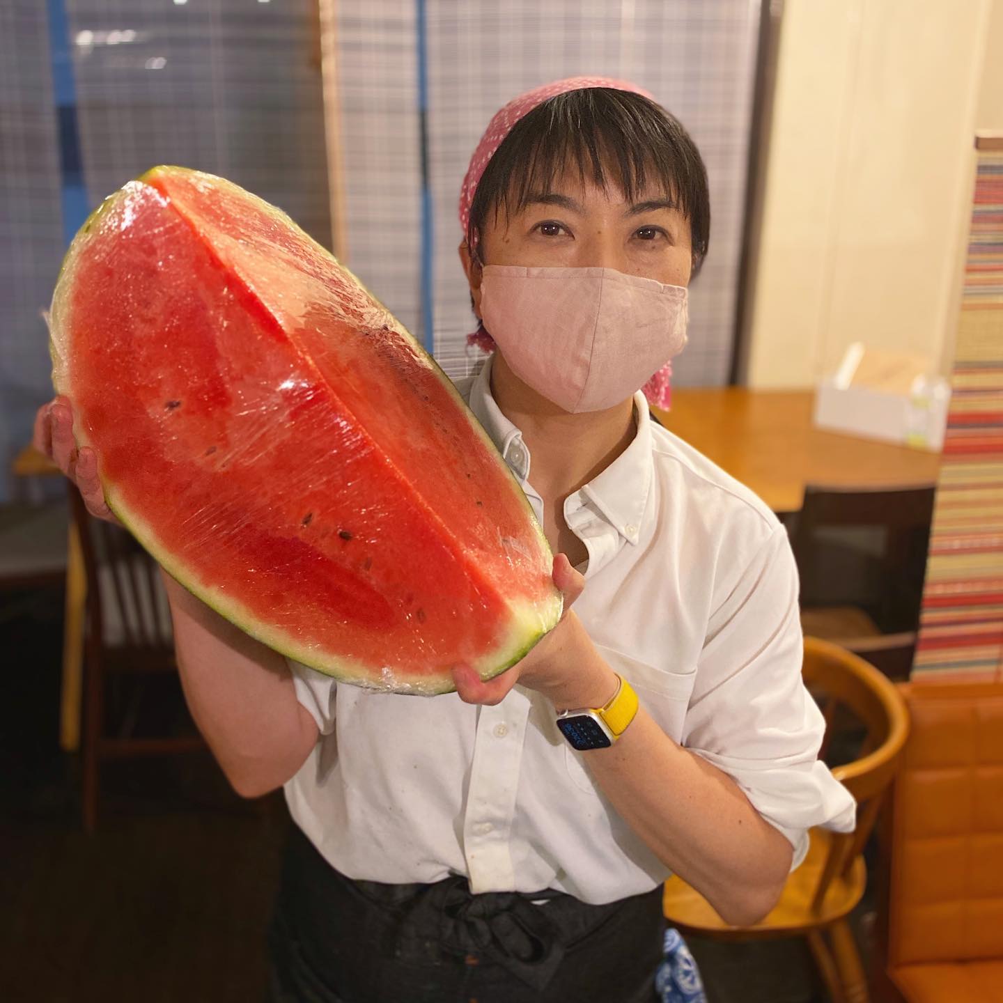 ハイっ、明後日の月曜日にワクチン２回目接種を控えているワタクシ店長ミヤザキとokayan、そしてキッチンスタッフなべさん。それに向けて準備に余念が無いというか、余念しかないワタクシは、食欲無くても食べられそうなモノ！と、大家さんである1階のヒロヤショップで、スイカを買ってきましたよー！！その丸ごとを見た時に、絵本かな？と疑うほどの大きさ！！丸ごとだと40キロあるらしいデスよ！それを1／4個で購入いたしました！この大きさ、驚きをみんなで共有したい！お、重い！（麻）