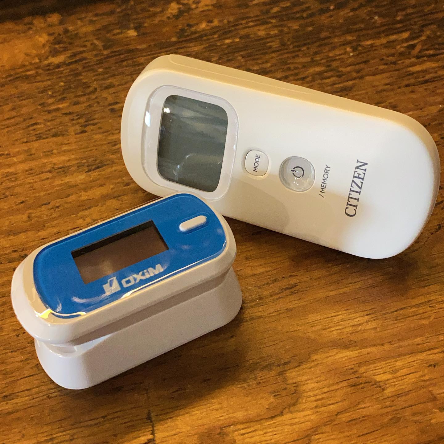 今度の月曜日にワタクシドモオーナー夫婦にキッチンスタッフのナベさんは3人して2回目のワクチン接種なんですが、えぇ、その前に耳と額で測れる体温計にいざという時のパルスオキシメーターが届きました〜！（お）