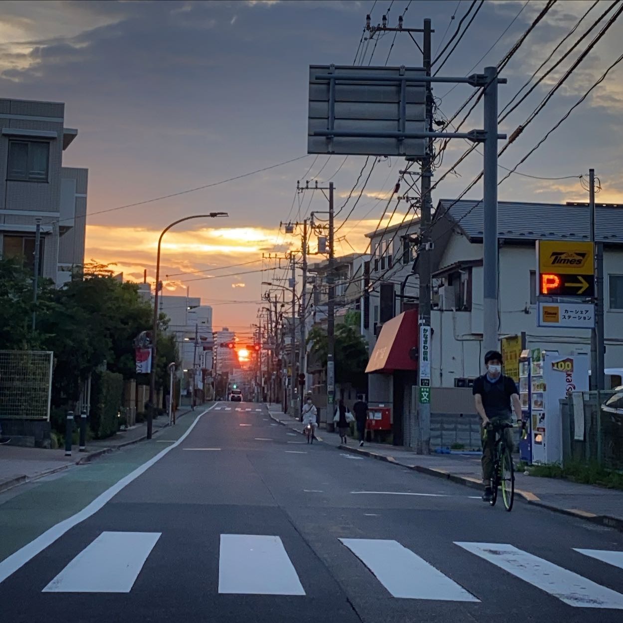あー、なんだかんだおそれてたコロナワクチン2回目接種の副反応もカタスカシで、念のためにいただいた水曜お休みも休日出勤して来ての帰り道、あぁ、夏の終わりなのだねぇ…明日からまたいつも通りよろしくお願いしますね！（お）