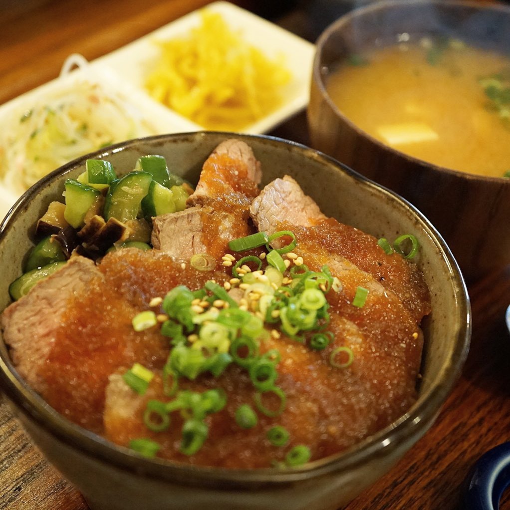 さてと引き続き雨の週末土曜日お昼時、もちろん今週のとっておきランチは超人気の「和風ローストビーフどんぶり御膳」！写真は（小）サイズですが、お肉をしっかりたべたいならホールスタッフいのっちのアドバイス通り「（大）のごはん少なめ」のオーダーが吉！（笑）ぜひ！（お）