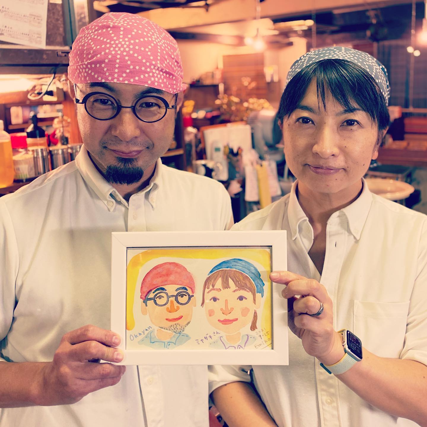 いつも仲良くさせていただいている、よもぎBOOKSさんから、結婚記念日とミヤザキ誕生日おめでとう！と、こんなに良いものいただきました！！
ただいま木版画展をよもぎ BOOKSさんで開催中の、村田エミコさんによる水彩似顔絵！か、かわいい…実物より可愛らしく描いていただきありがたい！　2人とも鼻筋が通っているところとか眉毛がしっかりしてるところとか、細かく似ていて面白い。ワタシ、村田さんの版画もすごく好きなんです。
会期は明日まで！お見逃しなく〜！（麻）