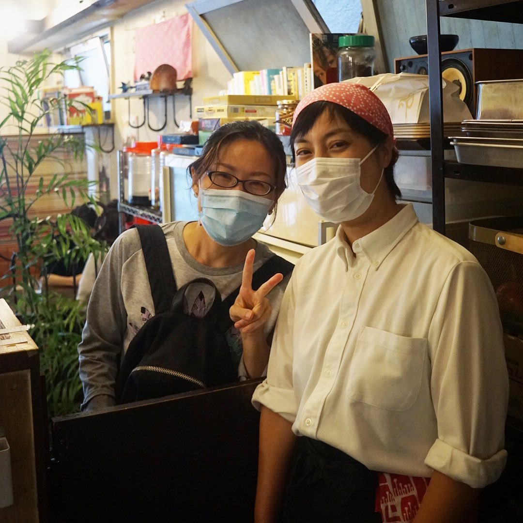 さてと土曜日、昨日お誕生日だった周イチキッチンのクロコの日！は開店と同時？にご来店はコロナもあっての実に2年振り？（くらい）元スタッフのねぇさん登場で度肝を抜かれたお昼時（笑）。いや、でも二人がいっしょに仕事した、そんな頃もあったね、オモロかったよね〜！（笑）（お）