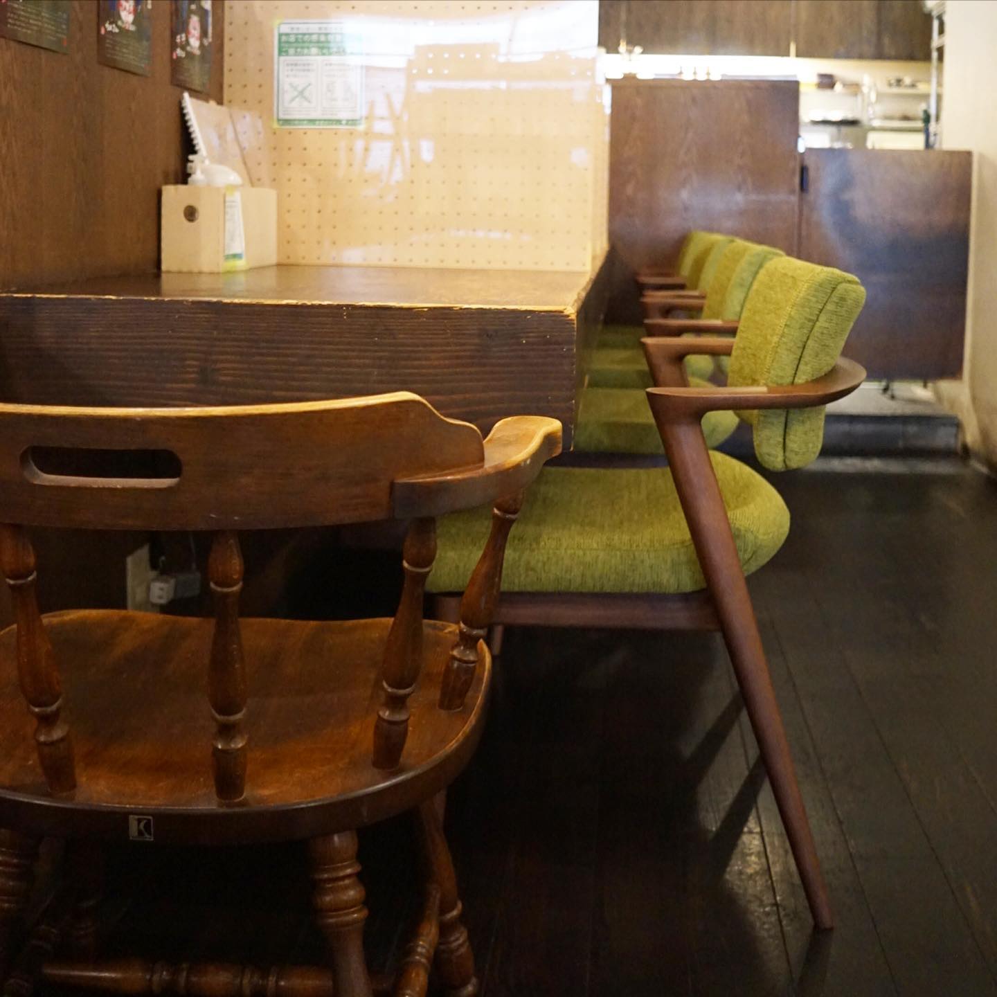 さてと土曜日開店前に届いたのはカウンター用の新しいイス！セミオーダーで2ヶ月待ちで待ちに待った！と、いや、さすがにいいお値段でしたから座り心地最高ですっ！これからはカウンター席はラグジュアリーでとっておきですとも！（お）