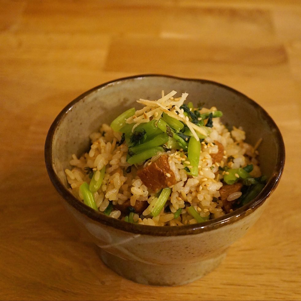 さて、きましたよ店長大好き地味メニュー！「豚としょうがのまぜごはん」です。豚と言ってもただの豚じゃない、煮豚ですよ、角煮ですよ、アイツを角切りにしてるんです。針生姜とゴマ、そして小松菜と穂紫蘇をお新香にしたものを刻んで、あとは混ぜるだけ。上品な和食テイスト、主食だけどツマミになりそな、まぜごはん。店長ミヤザキはこれで日本酒行きたいです。お店では飲めませんけどー！！（麻）