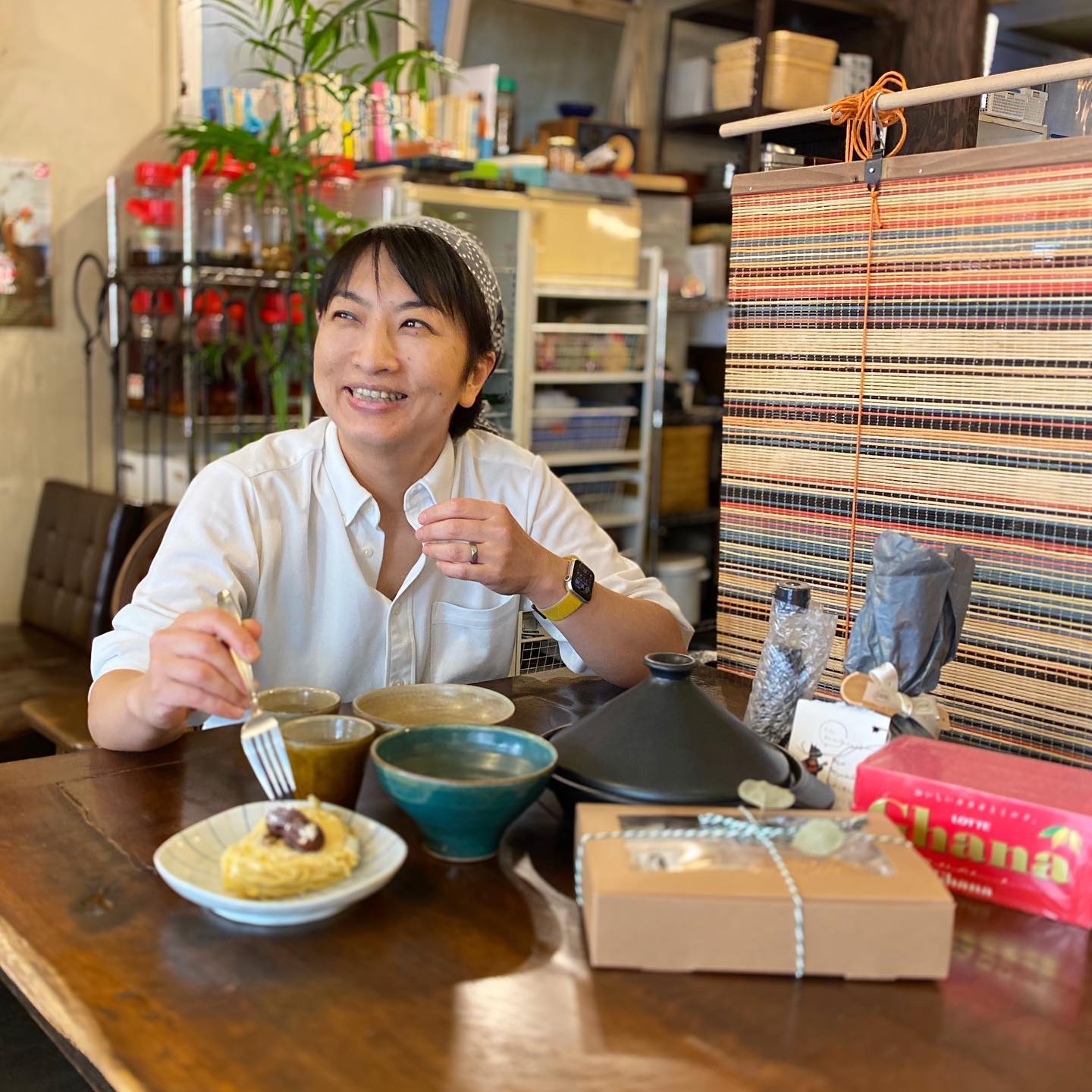 はい、年女の店長ミヤザキ、お誕生日ありがとうございます店長の好みを知り尽くした、ぬまっち、ウメさんが選び尽くした器に、ナベさんがタジン鍋とケーキ、モリコから焼き菓子の盛り合わせなどなど、仲良し友達のお客様からもアレコレいただいて、よき48歳です！色んなことがあった1年でしたが、ますます楽しく自由にかっ飛ばして生きていきたいです！
リトスタを始めて、料理のひとになって、本当に良かったなあ！良い人生ですっ（麻）