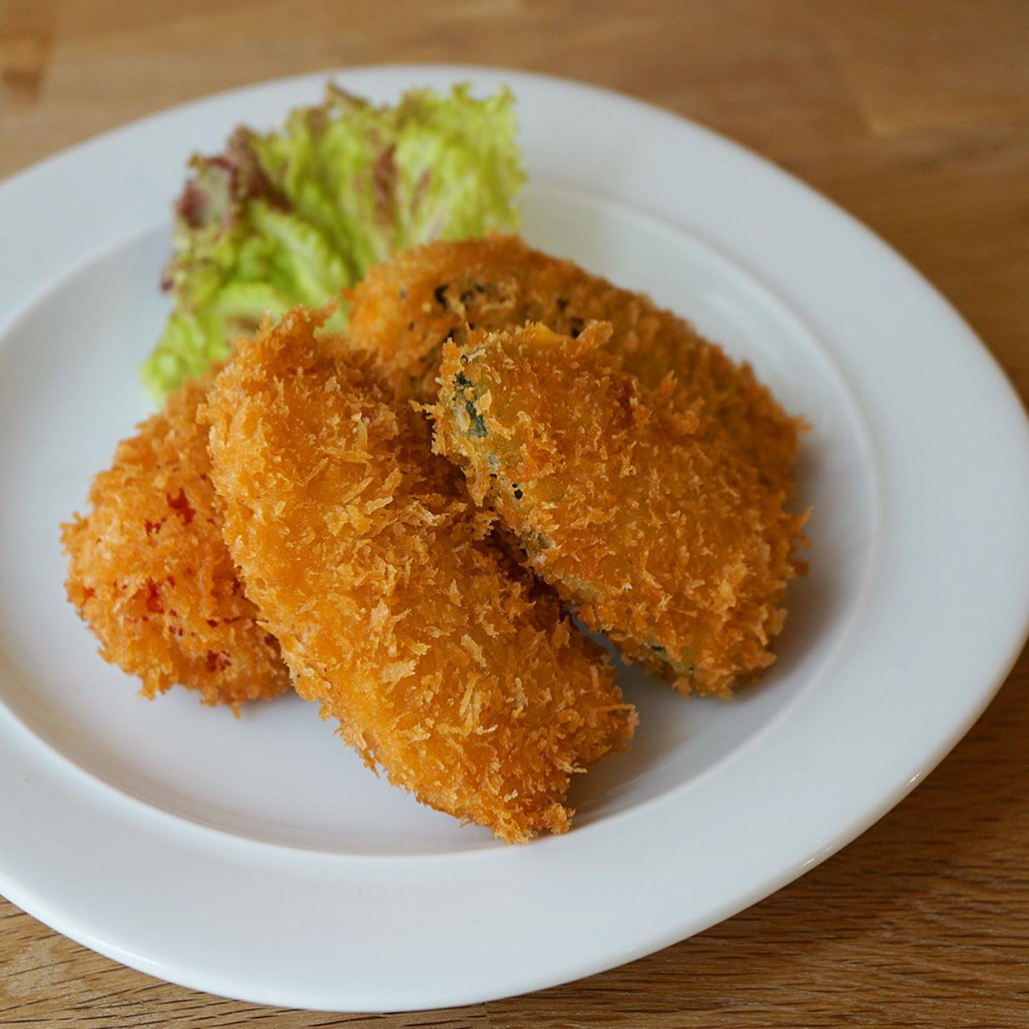 さて、次々に繰り出す新メニュー！　アメリカでは定番のおつまみらしい？！　「ハラペーニョホッパー」です。高知の森田農園さんから届いた大量のフレッシュなハラペーニョ！！これは単に酢漬けにするにはもったいない…ということでメイン級のおつまみに。炒めたベーコンと赤玉ねぎをクリームチーズの中に混ぜて隠し味も少々。それをハラペーニョに詰めてフライにするんです！ああ、生ビールが提供できないのが残念すぎる…チーズがトロリ、あとからハラペーニョのピリリと刺激が大人のおつまみ！コレ、ワタシ腹一杯食べたいわっ（麻）