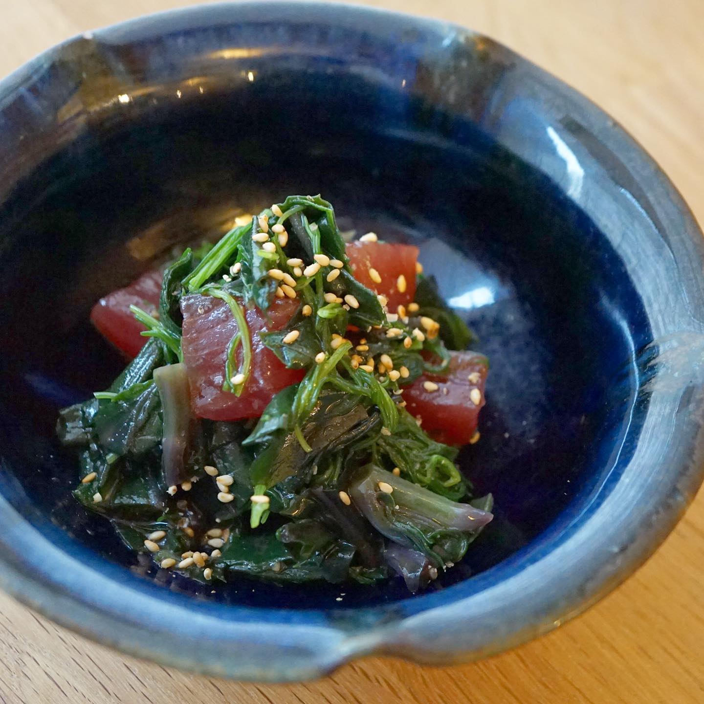 どう見ても海藻と和えてるマグロ？！いえいえ、こちらも新作「まぐろと金時草、おかひじきのわさび和え」です。おかひじきシャキシャキ、金時草のヌルッとシャキっと独特の風味が、マグロと合わさっておひたしとサラダの間みたいに体に良さそうだぞ！地味〜に美味しい一品です！（麻）