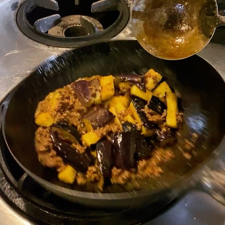 今週末はほんのり中華！と日曜日の夜…店長ミヤザキ、じゃじゃっと麻婆茄子を炒めますよ〜と、外は晴れても来たし、ご来店ご飲食にお持ち帰りもよろしければぜひっ！（お）