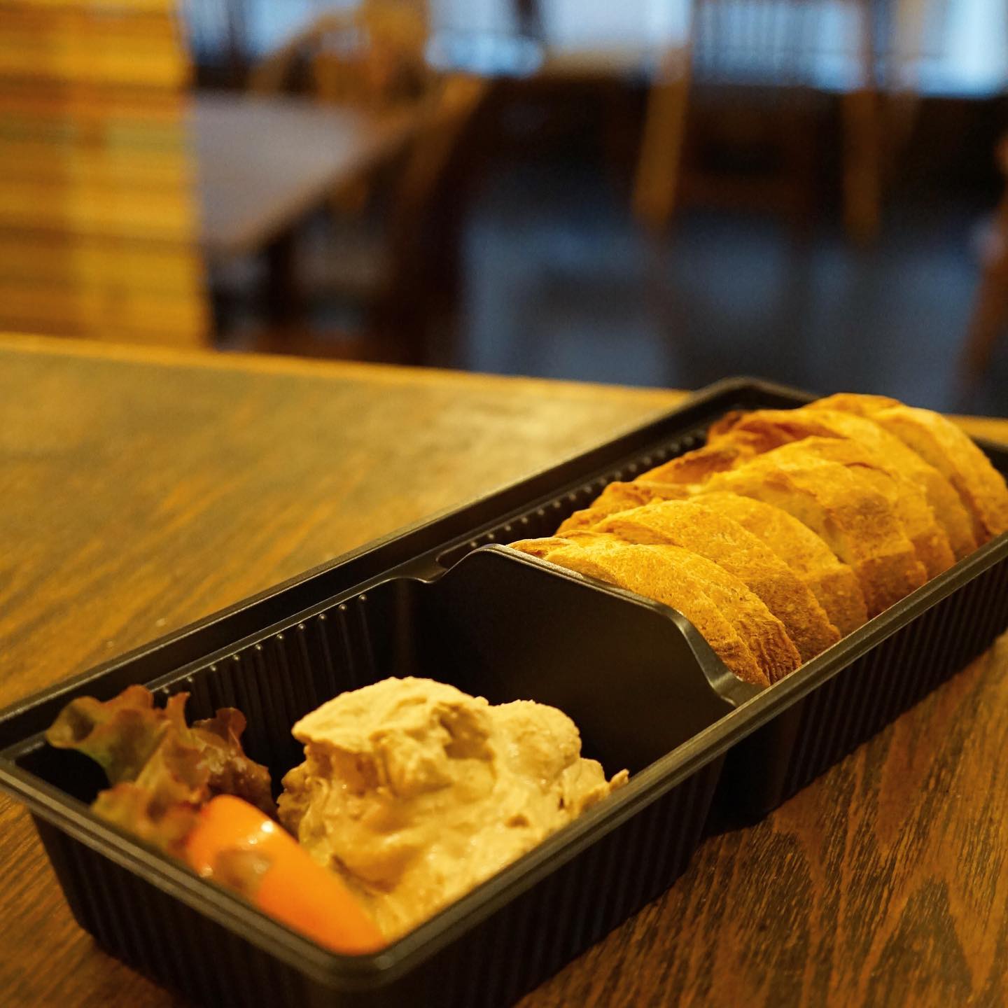 美味しそうに撮るのが難しい、自家製レバーペースト！　小さい頃から大好きだった！というリトスタの味育ちの新世代のお客様が先週は次々とご来店くださいました。定番メニューから離れて久しいレバーペースト、日持ちの問題やら何やらありまして、無い時は無いですがあるときにはありますよ！　と、今週やっております！　見てくれてますかー？テイクアウトも店内もどちらもオッケー！
お待ちしております〜！（麻）