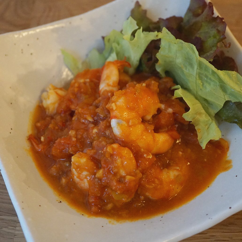 さて、今週は和風と中華風取り混ぜていきますよ！
新メニューは、フレッシュトマトのエビチリ！　リトスタらしいエビチリって何かな、って考えたんですが、ケチャップで良くあるあの味付けではなくて、あえてフレッシュトマトをちょいと煮詰めて、豆板醤、ニンニク、生姜、ネギ、オイスターソースで風味をつけた、意外とピリッと、それでいてフレッシュなエビチリに仕上げてみました。リトスタの麻婆茄子も知る人ぞ知る、花山椒がビビッと香る「大人の麻婆茄子」ですから、合わせてちょいと大人の中華、いかがでしょう？