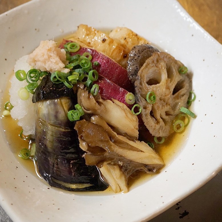 なんだかんだで9月もおしまい、すっかり秋ですなーと、いや、「秋野菜の揚げびたしサラダ」はお野菜の旨味をさっと揚げして閉じ込めて、やさしいお出汁でしみじみいただきますよと、秋の前菜をぜひっ！（お）