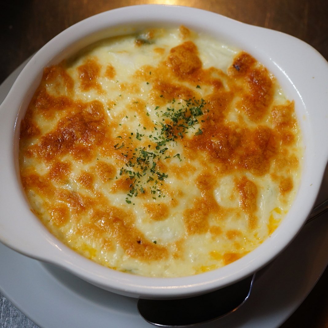 さらにあつあつ！「里芋の長ねぎのミートソースグラタン」！いや、チーズがたっぷりで中身が見えないけれども（苦笑）、しっとりあつあつ里芋はやけどにご注意！と旨味いっぱい自家製ミートソースをたっぷりからめていただきます！あー、たーべたーい！（笑）（お）