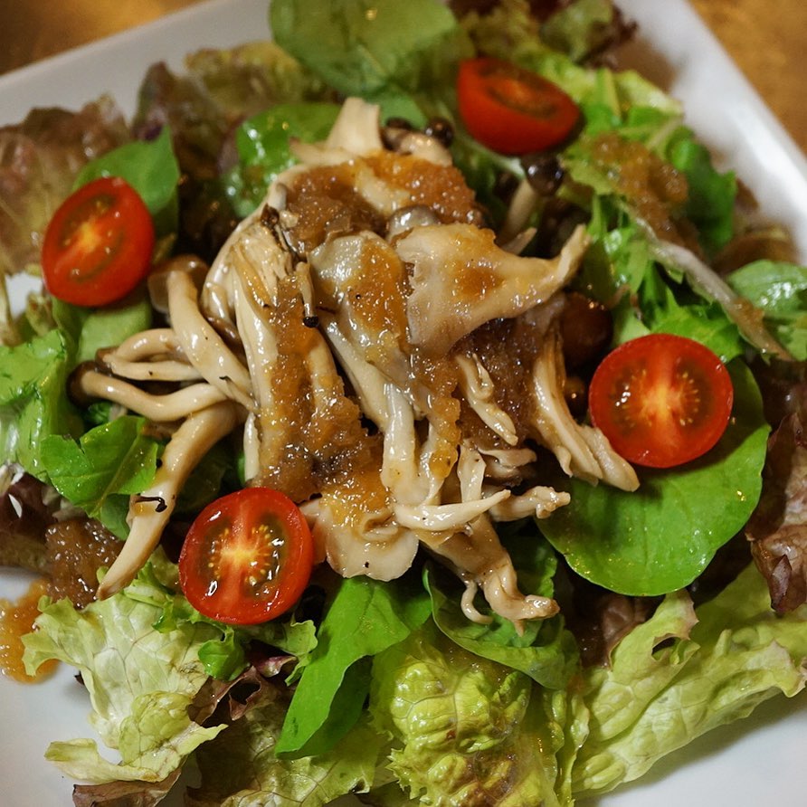 さてと当店秋の定番サラダは「きのこのサラダ・たまねぎドレッシング」はフランベしたきのこにさくさく葉もの野菜たっぷり！自家製のたまねぎドレッシングでさっぱりどうぞ〜！（お）