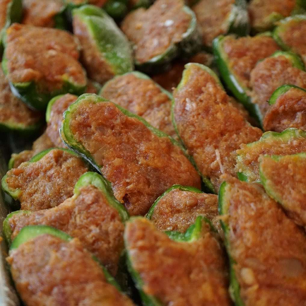 せっせとお肉をピーマンの中に詰めましたよー！というわけで明日のランチに初登場メニューは、ピーマンの肉詰めフライ！リトスタって詰めたり挟んだり巻いたりするの好きね！って、ピーマンの肉詰めが新メニューって意外じゃ無いですか？しかもフライにしちゃうって、ビールじゃ無いですか？！ワタシなら飲むね！で、お待ちしております♪（麻）