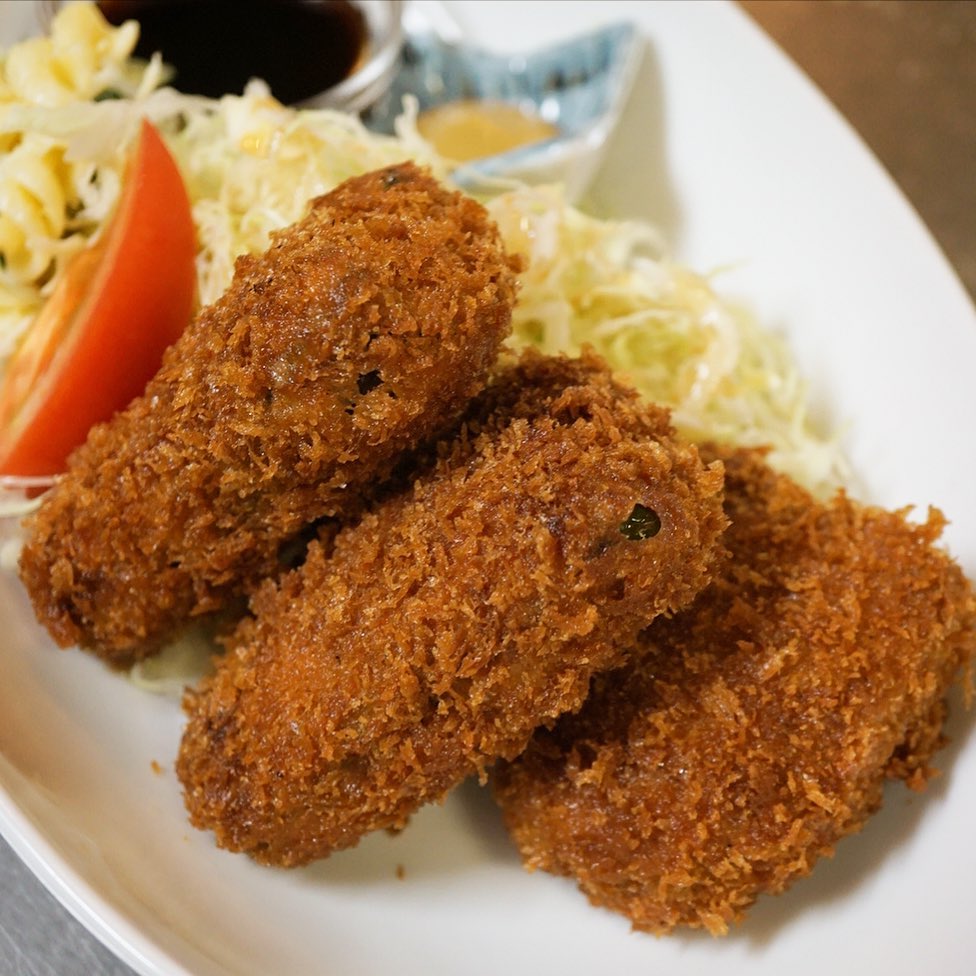 さてと明日土曜日お昼時、日替わりは「ピーマンの肉づめフライ」！…………ってもこの写真じゃ全然伝わらないよなぁとか思いつつ、ワタクシ的にはすかっと週末昼ビールにもうってつけ！辛子ウスターソースでっ！（お）