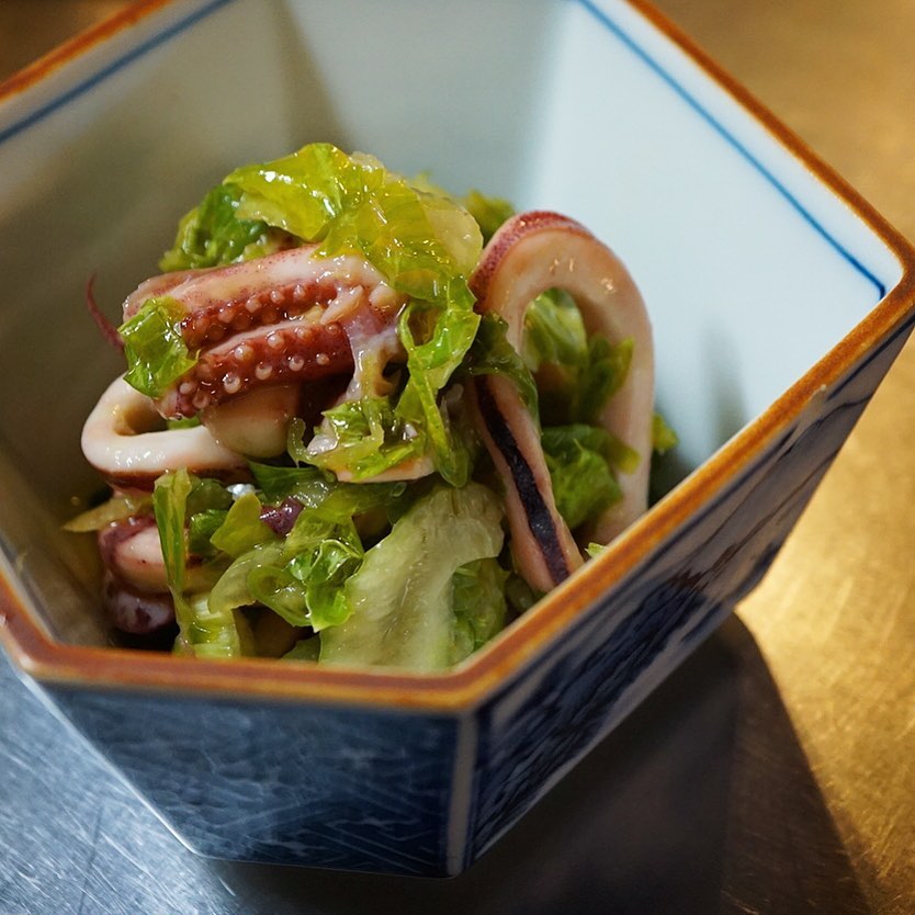 さっぱり前菜は「イカとセロリ、青とうがらしのすだちマリネ」！ぷりぷりイカの旨味にセロリの風味、高知直送の青とうがらしにすだちはさっとスライスしてさわやか秋のすだちマリネ！（お）