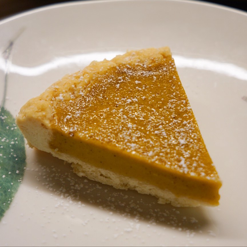 さてと今週からはじまっております季節のデザートはもちろん10月ですよとパンプキン！いや、今年もコロナ禍ハロウィンは大騒ぎするよりこいけ菓子店謹製「かぼちゃのタルト」！シンプルでやさしくてでも力強いおいしさですよ〜！（お）