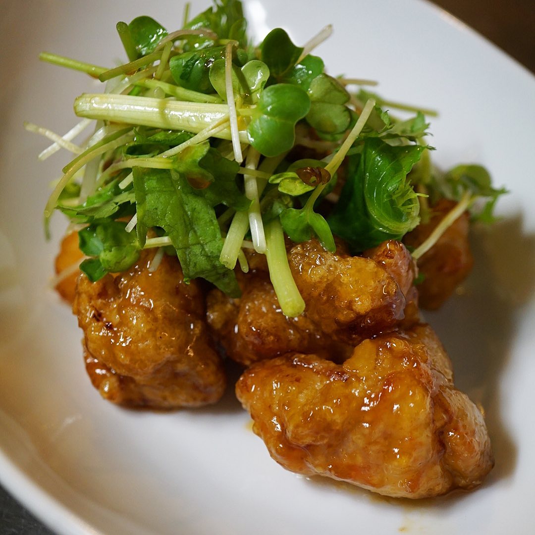 さてと今週はほんのり中華祭りは旨味いっぱい「特製酢鶏」！一度かりっと揚げた鶏のから揚げをさらに中華鍋で甘酸っぱいタレでじゃじゃっと絡めたこってりだけれどさっぱり酸味が実に中華風！ごはんにヨシ、ビールにヨシですよ！（お）