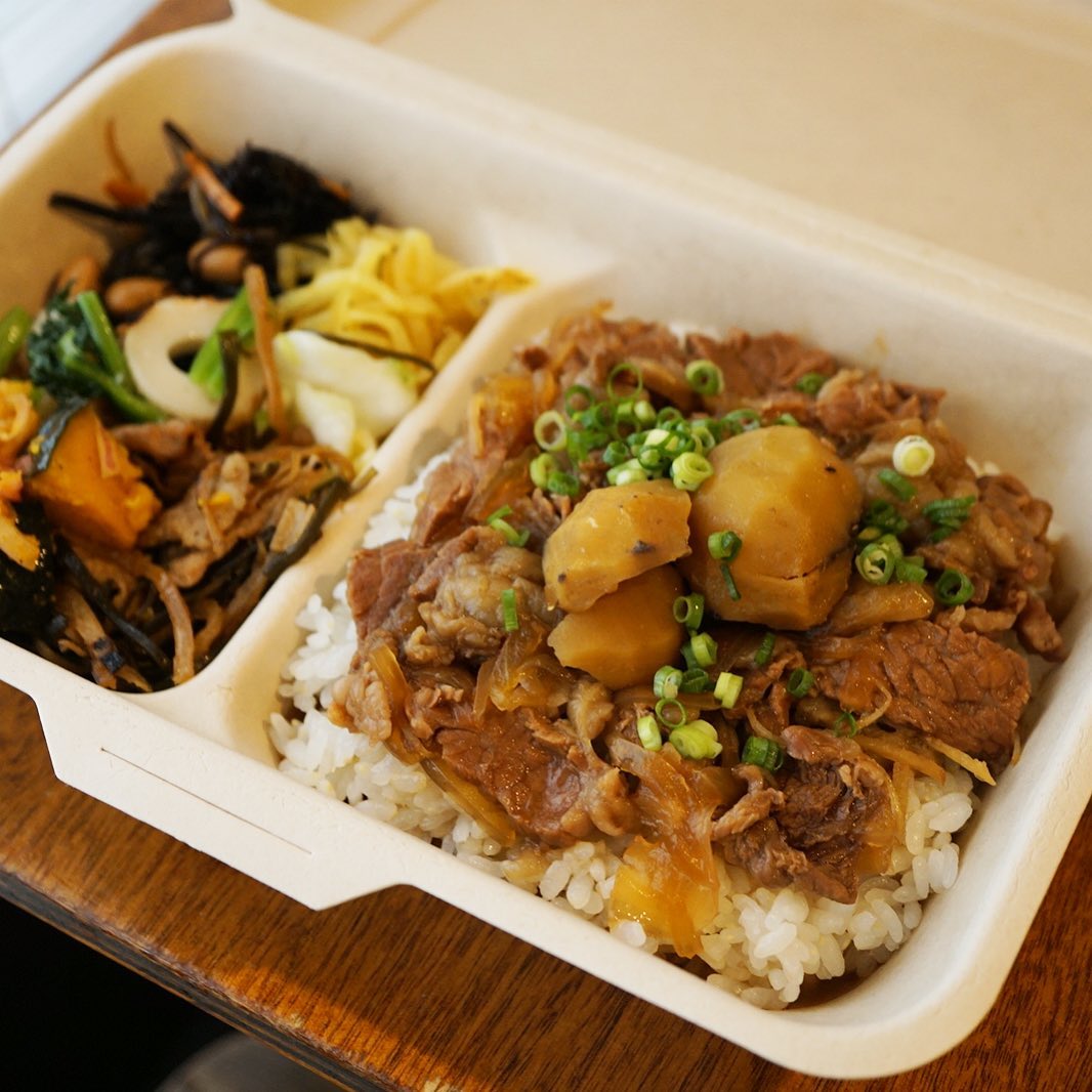 さてと秋の味覚は栗！と、今週お昼時のとっておきは「栗入り！牛丼御膳」！いや、栗の季節が終わる前にしっかり堪能しておきたいですね〜！（あぁ、ワタクシもっ！…苦笑）