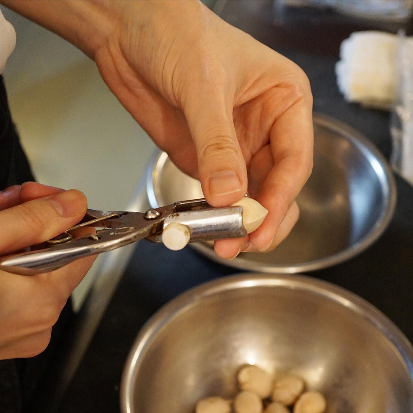 小さな秋の味覚はぎんなん！ベテランスタッフではあるけれど、なにげに殻剥き初挑戦のぬまっち！ぱちんぱちんといいリズム…さっくり割れた殻を剥いてくれましたと日曜の夜は茶わん蒸しに入りますよー！（お）