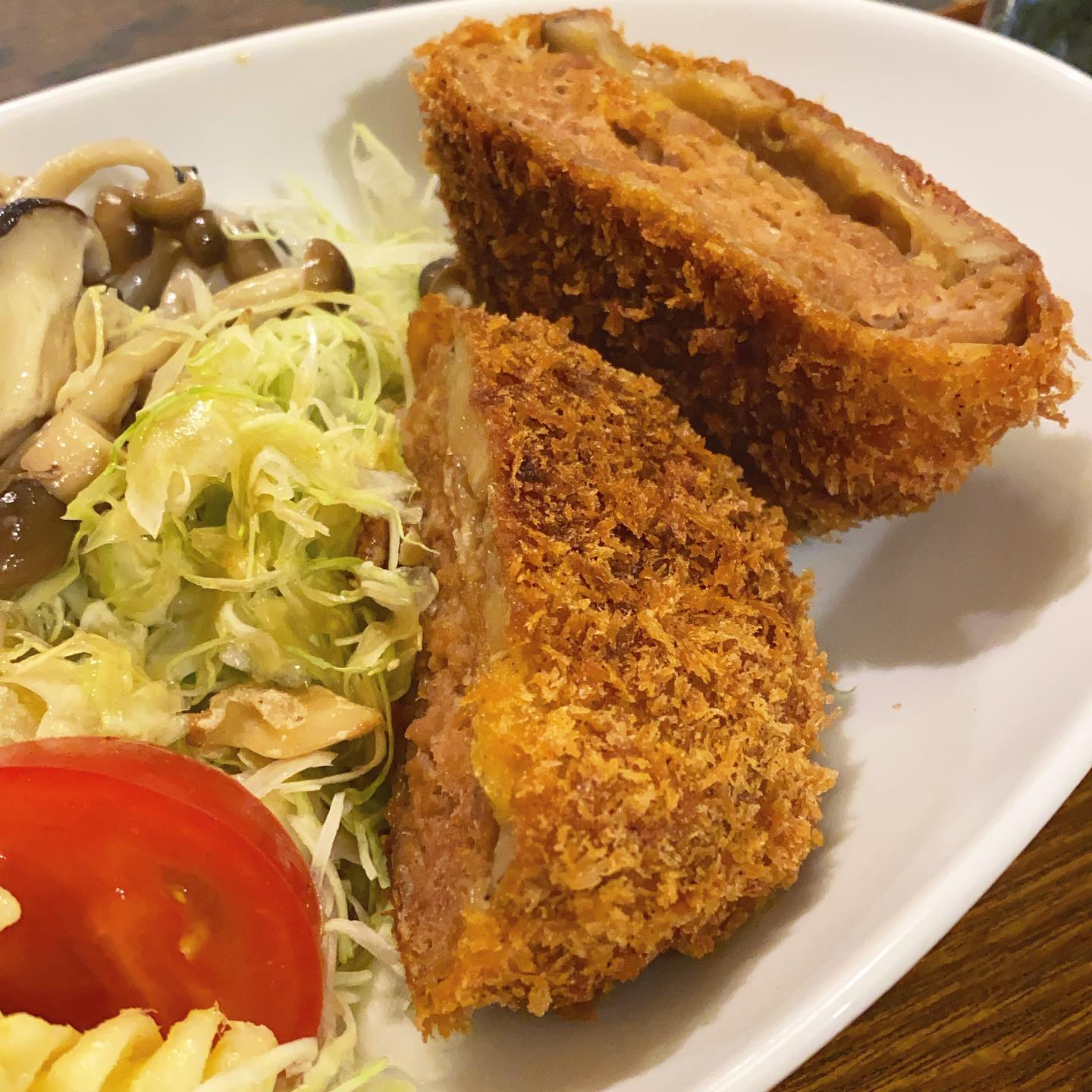 本日のランチ日替わりは、今シーズン初の「きんぴられんこんのメンチカツ」！　なのに、この天気もあって、全然出ませんでした　夜のメニューにも入っております、お弁当もまだできますよ！　メンチカツシリーズ、スタッフにも大人気の一品です♪（麻）