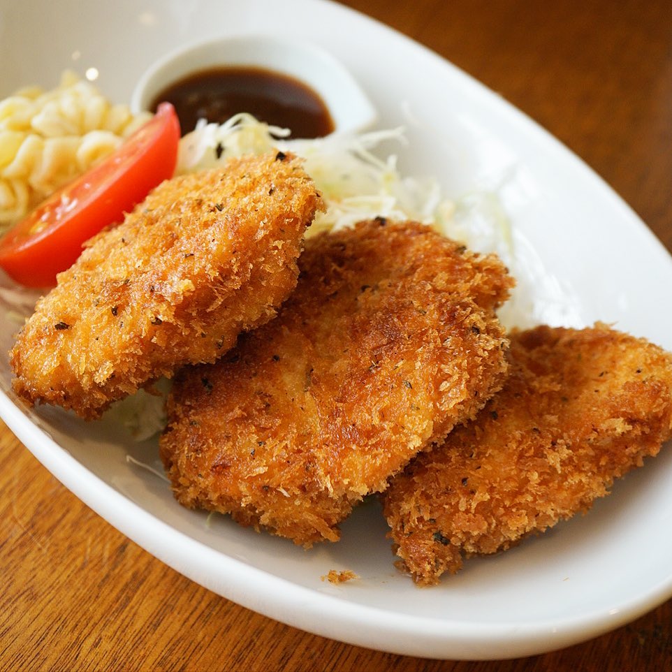 ハイハイ定休日明けの水曜日、日替わり揚げものメニューはおなじみ「チキンカツ・ハーブ風味」！スリーピースでお出しするのはお弁当でのアイデア、それだけのことだけどなにげにさらにおいしくなってるんですよー！ぜひっ！（マジで）（お）