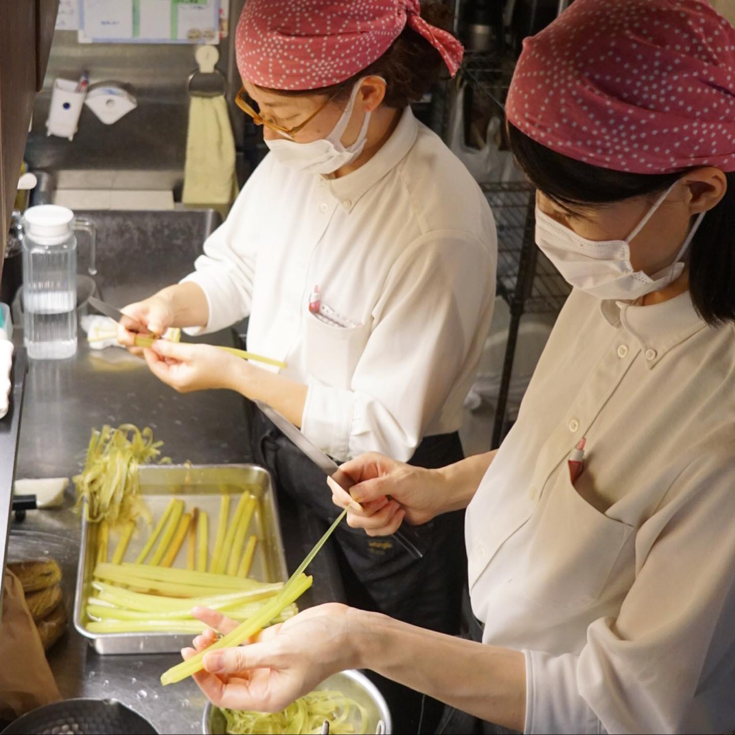 秋晴れの午後は早番スタッフのぬまっちにウメさん2人がかりでふきの筋取り！とみずみずしいふきの淡い緑色…取った筋でさえまたちょっと愛らしくもあり（笑）（お）