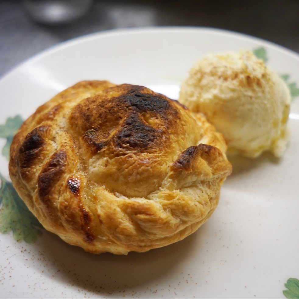 さてと11月です！季節のデザートはお待ちかね！「アップルパイ（アイスクリーム添え）」！こんがりあつあつアップルパイは甘さ控えめでさわやかなおいしさ！そこにひんやり甘〜いバニラアイス！ダブルのコントラストが実にイイッ！（笑）売切必至？のアップルパイは例年同様年末までお出ししますよ〜！ぜひ！（お）