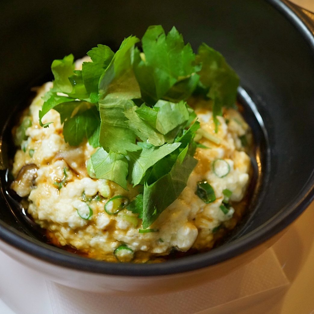 ひっさしぶり？の登場はあつあつメニュー「ホタテ入り蒸し豆腐」！いや、ホタテとしいたけの旨味がいっぱい！蒸したてあつあつにじゃじゃっと中華だれ！三ツ葉を散らしてとにかくあつあつのうちにたべちゃってくださいな！お願いっ！（笑）（お）