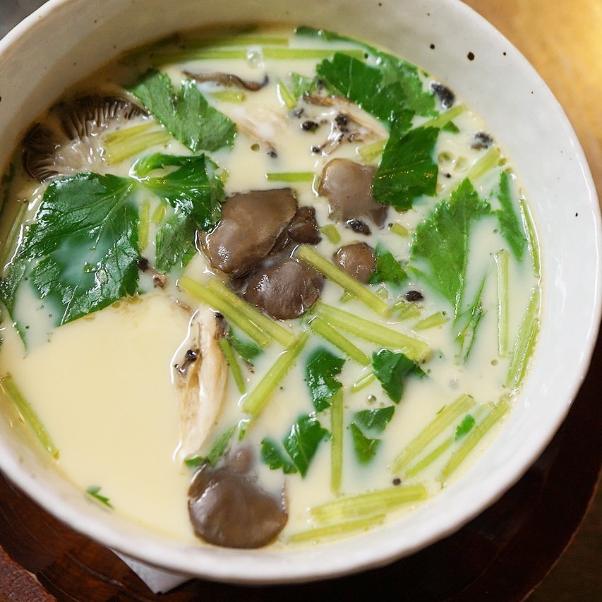 さてさて季節は着々と冬へ〜と、やっぱりあつあつメニューがうれしいね！ワタクシも大好物は「自家製茶わん蒸し」！写真では隠れて見えないけどぷりぷりエビにきのこはヒラタケ、銀杏に三つ葉を散らしてやさしいお味が沁みますよ〜！（お持ち帰りはNG）（お）