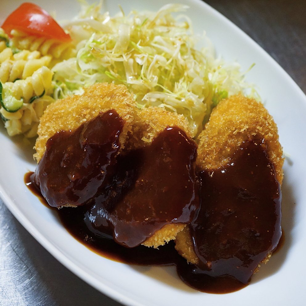 いやいや本日ランチ初登場は「味噌ヒレカツ」！からりと揚げたてヒレカツのおいしさは言わずもがな！赤味噌ベースの甘辛味噌だれをたっぷりとかけたら、こりゃやっぱり名古屋風！？ごはんもビールもススみますな！（笑）（お）