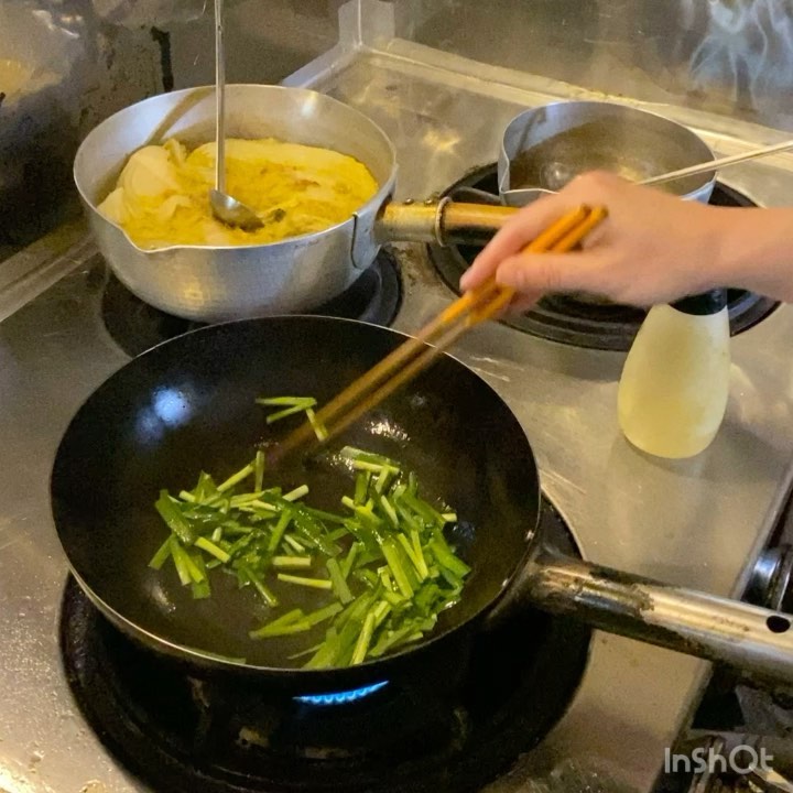 さてさて今夜メニューインは「しらすニラたま」…店長ミヤザキがしゃんしゃん手早くつくる様を動画に撮ってみましたよ！と、えぇ、もちろん早送り再生仕様でありますが（笑）（お）