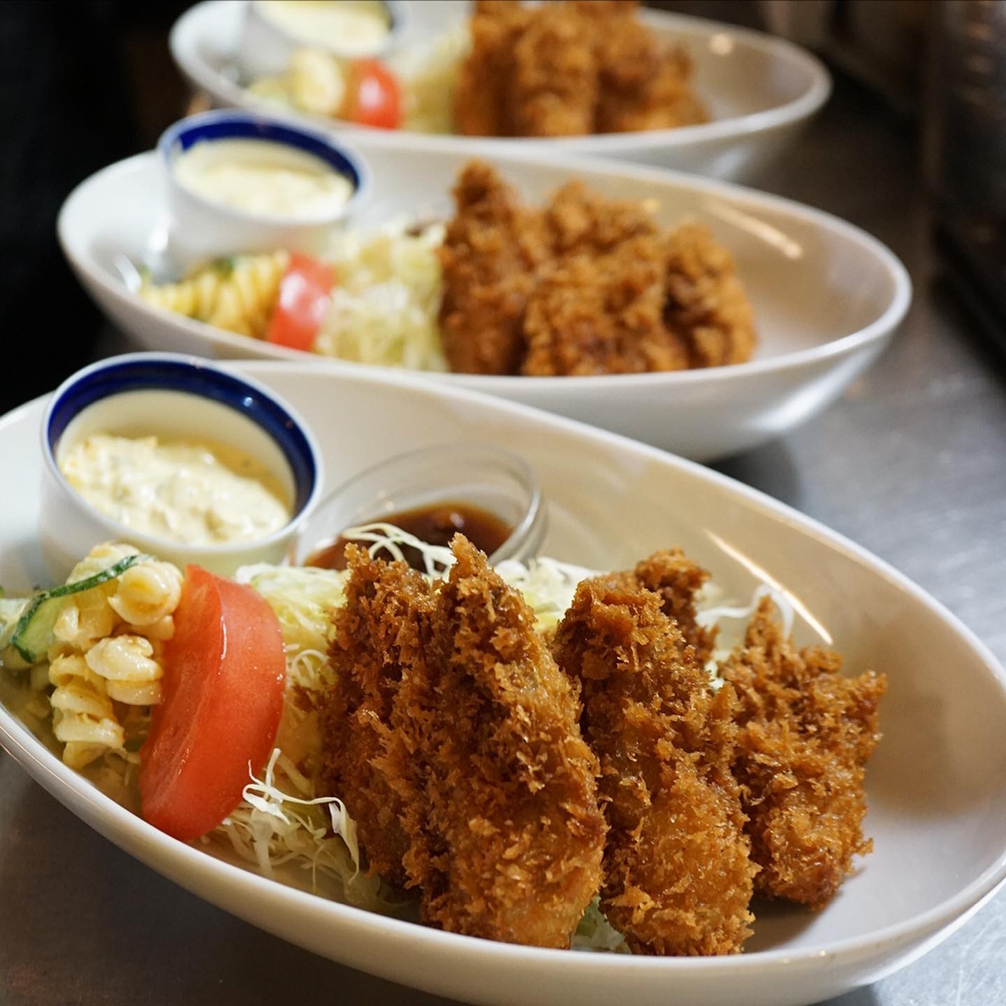 さてと今週スタートは冬の味覚の王様！ぷりぷり大粒のカキフライ！今年はコロモのパン粉もグレードアップでさらにおいしい！
と、昨夜はご家族3名さまご来店でなんとみなさんこぞってのご注文もサンキュウ！（笑）今夜もあつあつぜひ！（お）